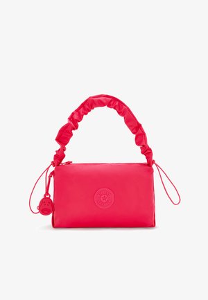 Rosa nylonhandväska med en samlad handtag, dragkedjestängning och en rund logotypdetalj. Slät textur och rektangulär form.