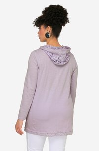 Fialová dlouhá rukávová blůza se šňůrkovou kapucí a krajkovým lemem. Tkanina má texturovaný povrch, rovný střih a volný střih.