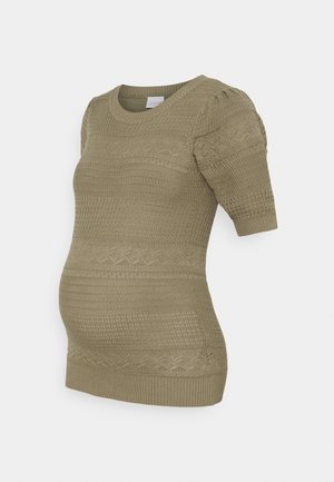 Sweter ciążowy w oliwkowej zieleni z krótkimi bufkowatymi rękawami, okrągłym dekoltem oraz wzorami diamentowymi i prążkowanymi.