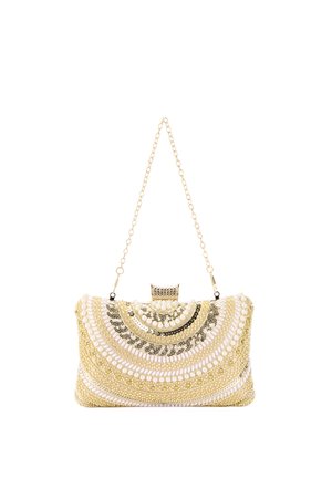 Bolso de mano de noche con asa de cadena dorada, decorado con cuentas doradas, perlas blancas y lentejuelas negras en patrones semicirculares.