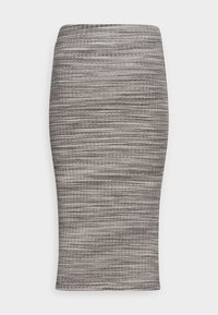 Falda lápiz gris con franjas horizontales texturizadas. Tejido elástico, silueta ajustada, diseño a la altura de la rodilla, acabado suave.