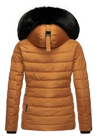 Pufferjack in oranje met een zwart nep-bonten capuchon. Heeft een horizontaal gestikt ontwerp, een ritszak aan de zijkant en een verstelbare capuchon.