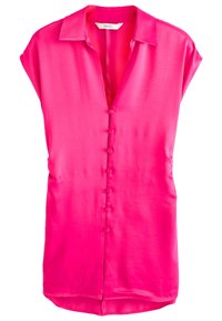 Blouse fuchsia avec un col, des manches courtes et un devant à boutons. Fabriquée en tissu lisse, elle présente un ourlet droit avec une légère courbure.