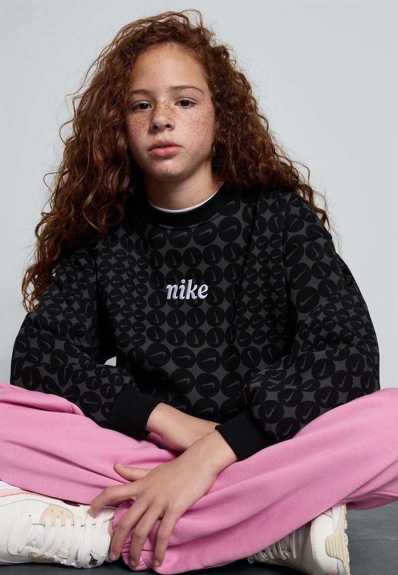 Nike Sportswear - CLUB FLC CRW AOP - Mikina - black/white, Zväčšiť