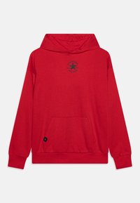 Sudadera roja con mangas largas y un bolsillo frontal. Presenta un gráfico de estrella negra y el texto "CONVERSE ALL STAR" en el pecho. Fabricada en material de algodón.
