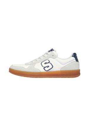 Zapatillas de ante blancas y grises con un acento azul marino, que presentan un logotipo prominente y suela de goma, diseñadas para un look casual.