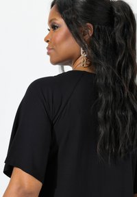 Ulla Popken CUTOUT NECKLINE SHORT SLEEVE STRETCH - Triko s potiskem - black