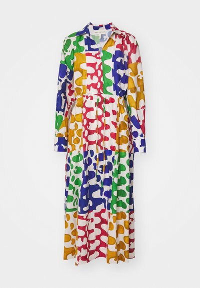 Robe à manches longues avec un col et un motif abstrait multicolore dans les tons rouge, bleu, vert, jaune et blanc.