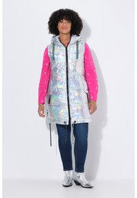 Metalen lange pufferjas met roze sterpatroon op de lange mouwen, getailleerde taille met koord en ritssluiting aan de voorkant. Gecombineerd met zilveren enkellaarsjes.