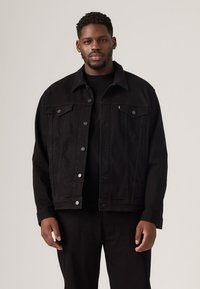 Must teksariidest jakk, millel on nööpidega sulgur, kaks rinnataskut ja veidi lühendatud lõige. Pehme tekstuur ja minimaalne õmbluste detail.