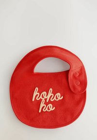Rote Stoffschürze mit runder Form, verziert mit einem beigen, gestickten Text "hoho ho" und zwei Druckknöpfen für einen sicheren Verschluss.
