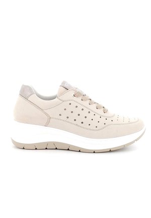 Sneaker beige con design superiore perforato, realizzato in morbido materiale scamosciato, suola bianca imbottita e lacci piatti. Forma leggera e moderna.