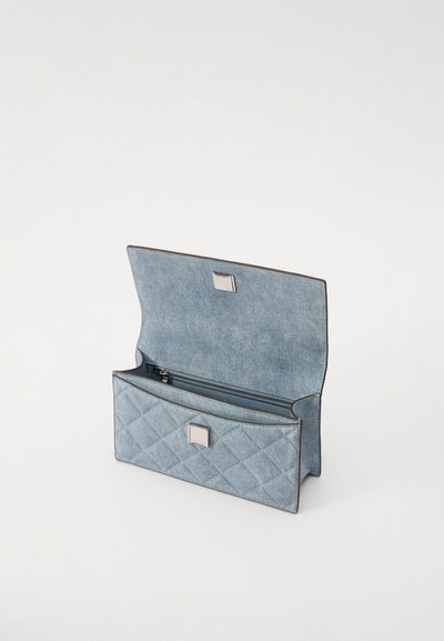 Portofel din denim de culoare bleu deschis, cu un model matlasat, buzunar cu fermoar și accesorii din argint. Designul deschis evidențiază compartimentul interior.