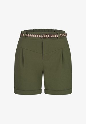 Grønne shorts lavet af letvægtsstof med et plisseret design, rullede kanter og et flettet bælte med en sølvspænde.