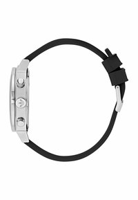 Silverfärgad klocka i rostfritt stål med svart gummirem, utrustad med tre tryckknappar och en logotyp på sidan. Rund urtavla, elegant design.