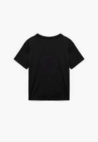 Zwarte katoenen T-shirt met korte mouwen, een ronde halslijn en een ontspannen pasvorm. Gladde textuur, geen zichtbare patronen of logo's op de achterkant.