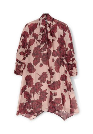 Blouse en voile rose avec un motif floral en rouge foncé, dotée de manches longues, d'un col à nouer et d'un ourlet légèrement asymétrique.