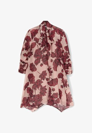 Przezroczysta różowa bluzka w kwiatowy wzór w ciemnym czerwonym kolorze, z długimi rękawami, wiązanym dekoltem i lekko asymetrycznym dołem.
