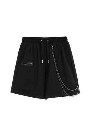 Pantalones cortos negros con cintura elástica y cordón, bolsillos laterales, un parche negro decorativo en la izquierda y detalle de cadena plateada en la derecha.