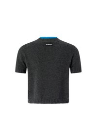 Siva pletena majica kratkih rukava s rebrastim završetkom i plavim ovratnikom. Na leđima se nalazi crni logo "PINKO" blizu vratne izreza. Mekana tekstura.