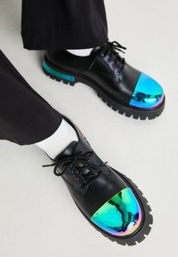 Koi Footwear SHELOB MENS IRIDESCENT METAL TOE CAP DERBY SHOES - Pantofi cu șiret - black