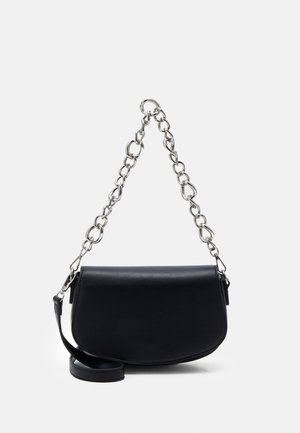 Musta nahkainen käsilaukku pyöreällä muotoilulla, jossa on hopeinen ketjuhihna, sileä pinta ja läppäkiinnitys.