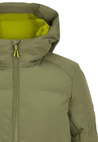 Giacca puffer verde oliva con zip frontale, cappuccio regolabile e una fodera gialla brillante in contrasto. Presenta una texture elegante e liscia.
