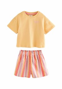 Korte mouwen gele katoenen T-shirt met roze geborduurde tekst boven een paar roze en oranje gestreepte shorts met een elastische tailleband.