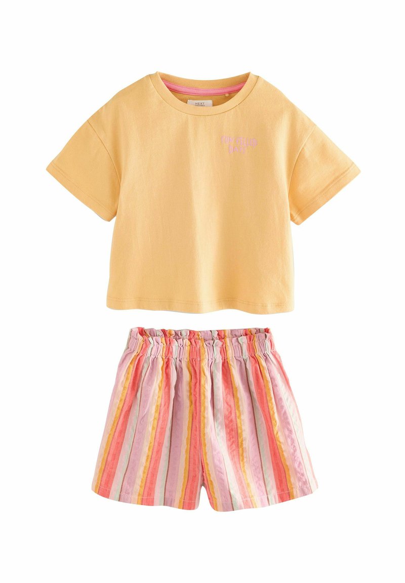 Korte mouwen gele katoenen T-shirt met roze geborduurde tekst boven een paar roze en oranje gestreepte shorts met een elastische tailleband.