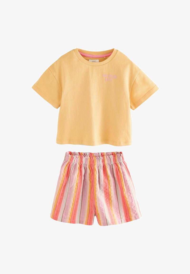 T-shirt jaune à manches courtes cropped avec le texte "fun filled days", associé à un short taille élastique avec des rayures verticales roses, orange et blanches.