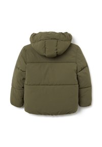 Chaqueta acolchada verde oliva con capucha, que presenta una forma cuadrada, textura acolchada y puños elásticos. Espalda estándar sin detalles adicionales.