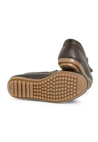 Braune Lederschuhe mit Gummisohle, die eine strukturierte Unterseite für besseren Halt und ein abgerundetes Zehendesign aufweisen. Die Schuhe haben minimale Nähte.