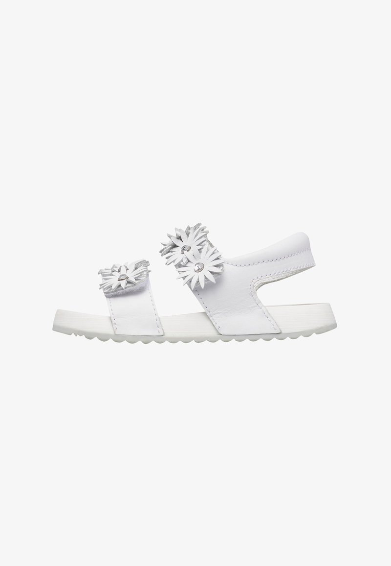Sandale blanche à bout ouvert avec deux brides ornées d'embellissements en forme de fleur argentée et une bride arrière sur une semelle texturée.