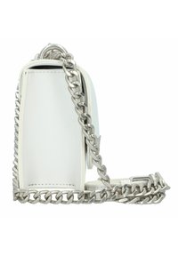 Borsa a spalla bianca in pelle con tracolla in catena argentata, forma rettangolare, texture liscia e manico superiore, caratterizzata da cuciture ordinate lungo i bordi.