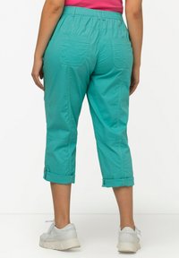 Ulla Popken 7/8 RETROUSSABLE POCHES - Pantalon classique - turquoise