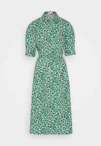 Zielono-czarna midi sukienka w kwiaty z krótkimi rękawami, zapięciem na guziki z przodu, kołnierzem i cienkim paskiem w talii na białym tle.