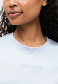 Γαλάζιο βαμβακερό t-shirt με στρογγυλή λαιμόκοψη και κεντημένο λογότυπο 'Calvin Klein' σε ταιριαστό χρώμα στο στήθος.