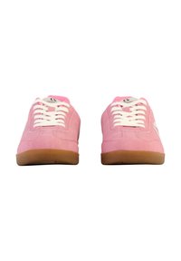 Sneakers in suede rosa con lacci bianchi, punta rotonda e suola in gomma beige. Presentano un logo bianco laterale e un colletto imbottito.