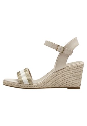 Beige kilehæle sandal med en struktureret jute-sål, der har et bredt stribet stofrem og en justerbar ankelrem med en metalspænde.