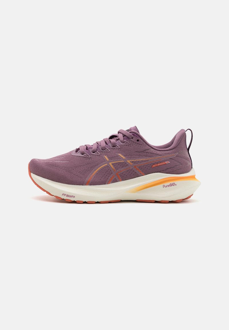 Chaussure de course violette avec des accents orange, une semelle blanche épaisse et coussinée, et une tige en mesh avec des lacets et une languette au talon.