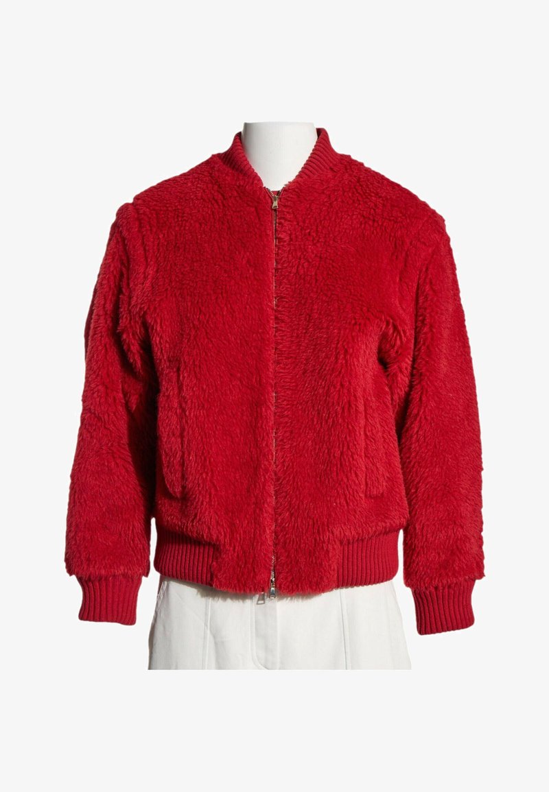 Veste rouge pelucheuse à fermeture éclair avec col, poignets et ourlet côtelés, présentée sur un torse de mannequin blanc.