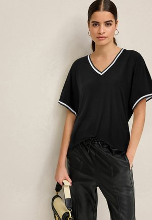Next V-NECK PETITE - Jednoduché tričko - black