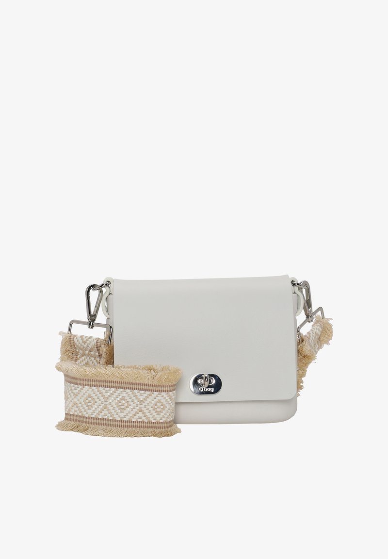 Hvid læderhåndtaske med magnetlukning, udstyret med et struktureret håndtag med beige vævede mønstre og frynse detaljer.