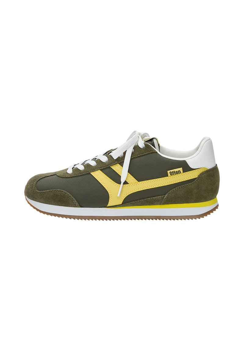 Zöld nubukbőrből és textilből készült sneaker sárga részletekkel, fehér fűzővel és gumitalppal. Az oldalon logó található, és texturált felső része van.
