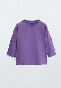 Top viola a maniche corte con scollo rotondo e spalle cadenti. Realizzato in un tessuto liscio e leggero con una vestibilità comoda.