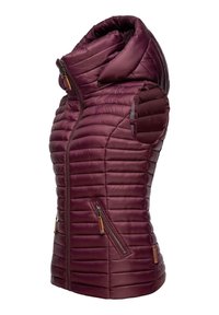 Gilet senza maniche imbottito color mogano con colletto alto, zip frontale, tasca laterale con zip e cuciture orizzontali trapuntate.