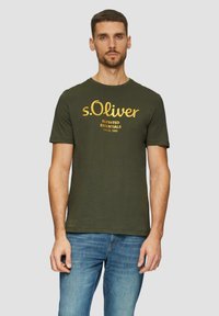 Olivově zelené bavlněné tričko s krátkým rukávem, kulatým výstřihem a žlutým potiskem s nápisem "s.Oliver Elevated Essentials Since 1969."