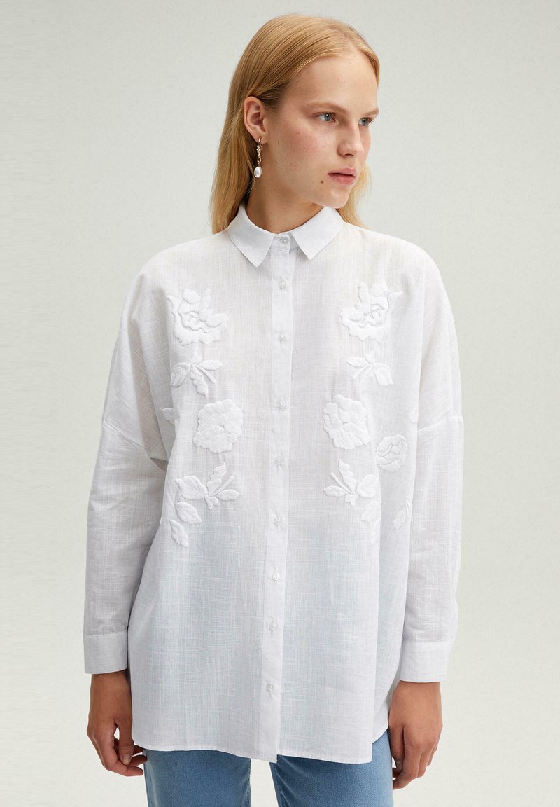 Touché Privé EMBROIDERED - Bluza s gumbima - white
