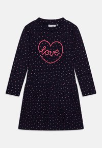 Dlouhá rukávová šaty v tmavě námořnické barvě s růžovými puntíky, které mají srdcový design se slovem "láska" v kontrastní růžové výšivce.