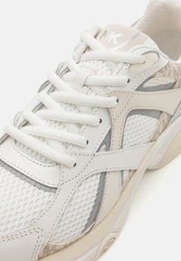 Hvite sneakers med mesh-detaljer, glatte lærinnsatser og lysegrå detaljer. Har rund tå, flate lisser og subtil merkevare.
